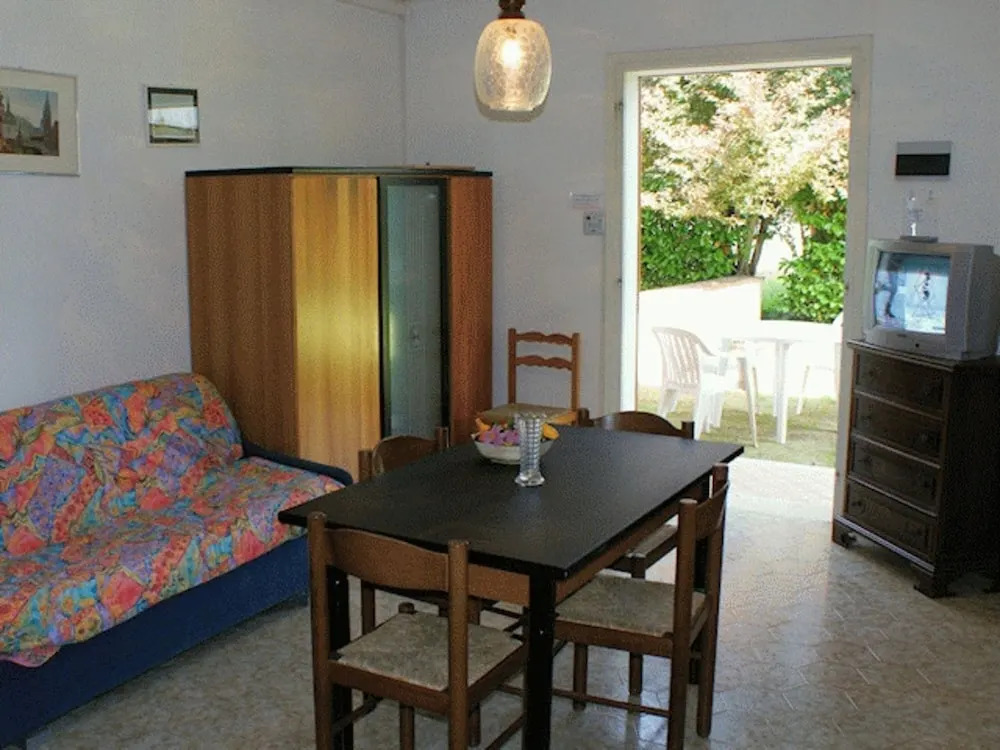 Cozy Beachside Apartment With Fenced Garden