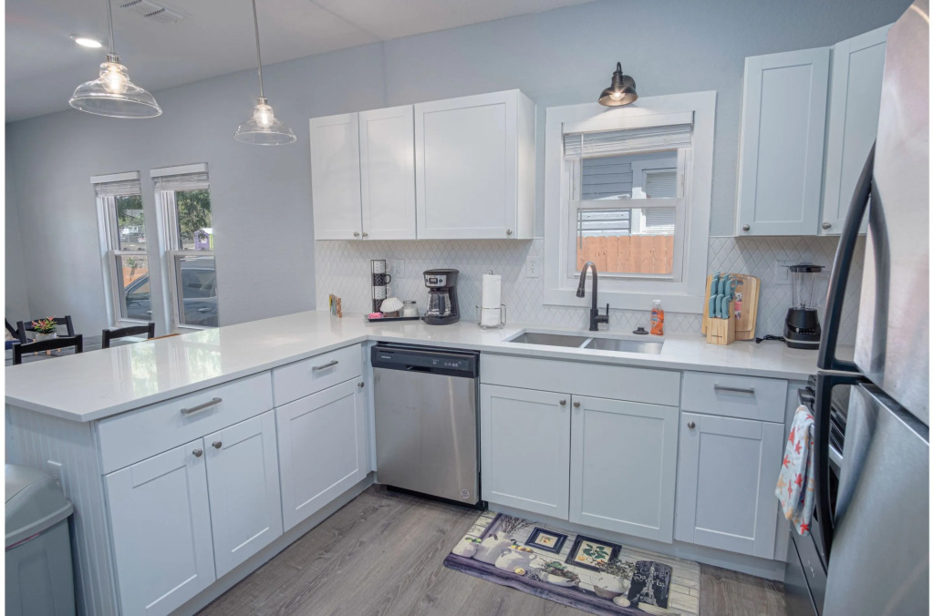 Delightfully Renovated 4 Br/2 BA Near DT Riverwalk