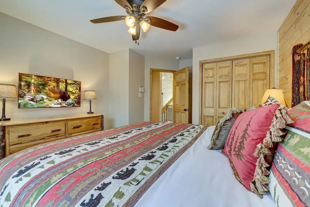 Over the Top Lodge by Avantstay Hot Tub, Shared Pool, Beach/lake Access