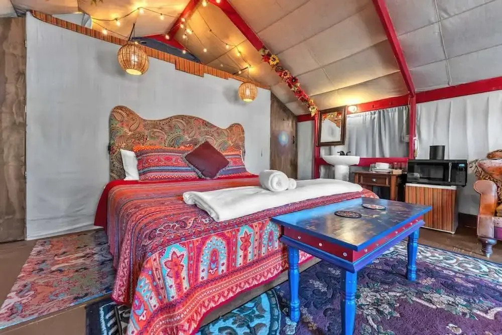 Bohemian Cabin: Hot-tub, Serene Retreat, Pet-friendly, 10-mins to Downtown!