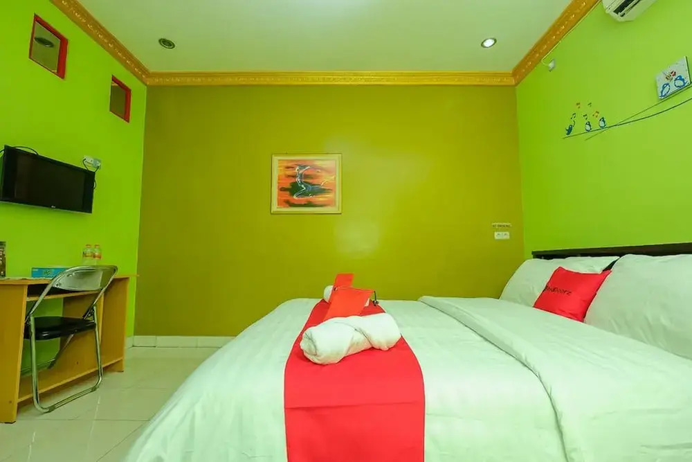 RedDoorz Syariah Near Syamsudin Noor Airport 2