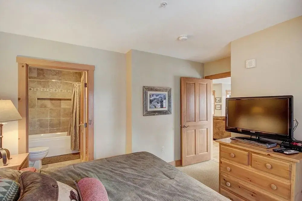 8594 Expedition Station 1 Bedroom Condo by RedAwning