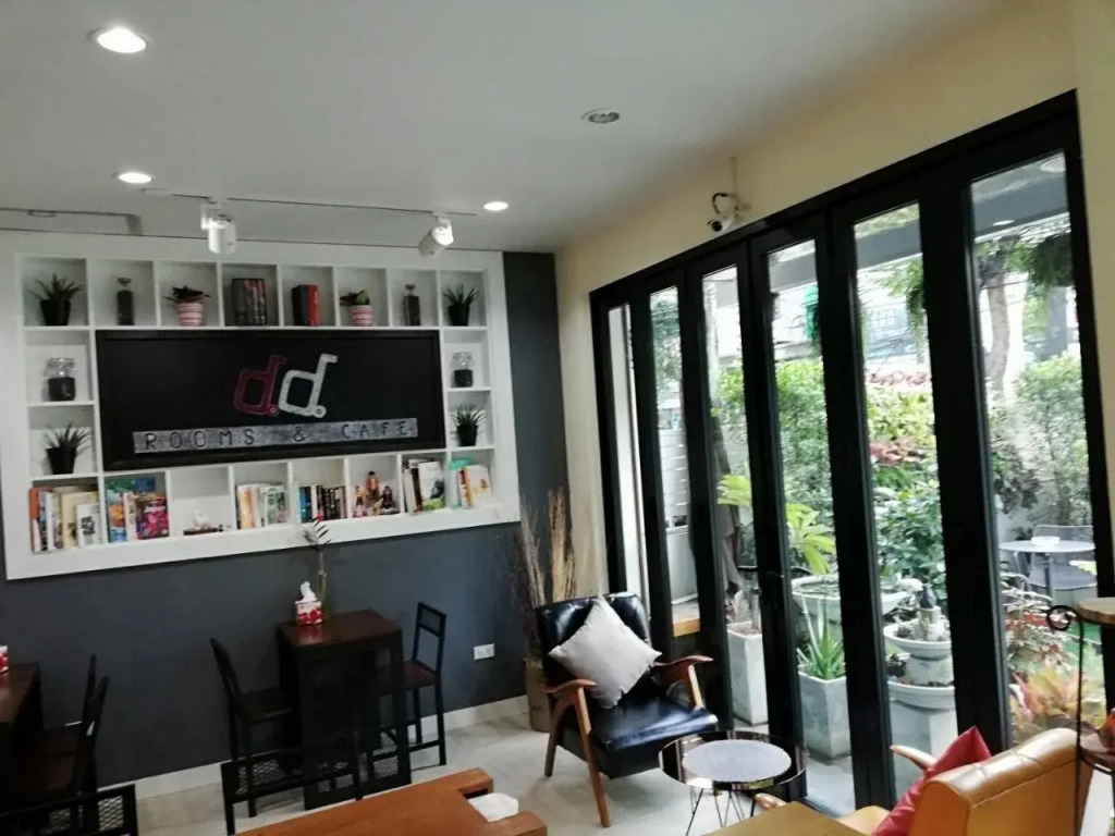 Double D Rooms & Cafe