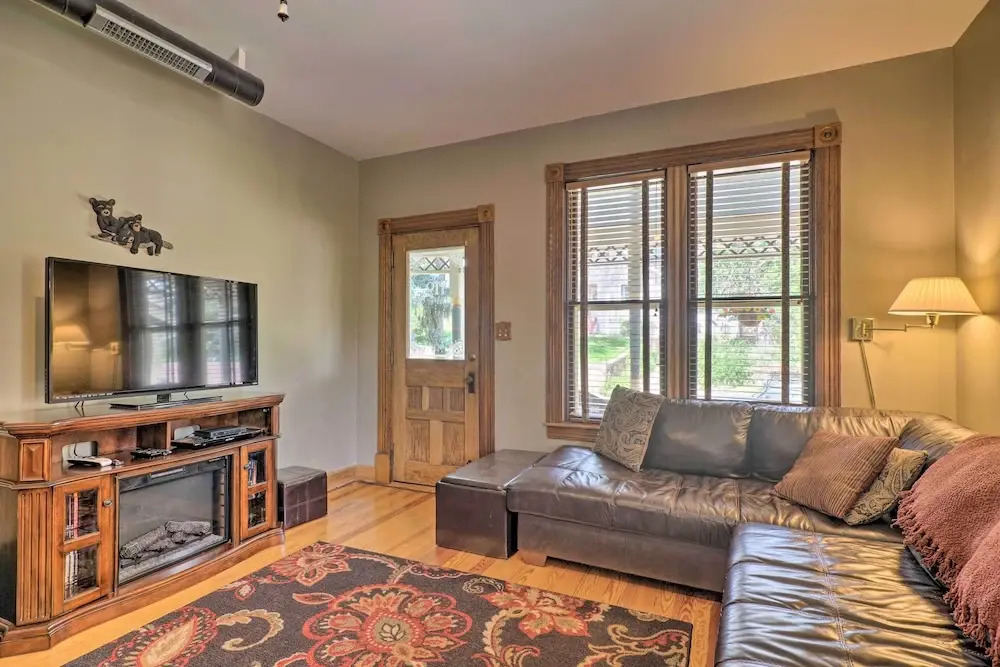 Historic Manitou Springs Victorian: Walk Downtown!