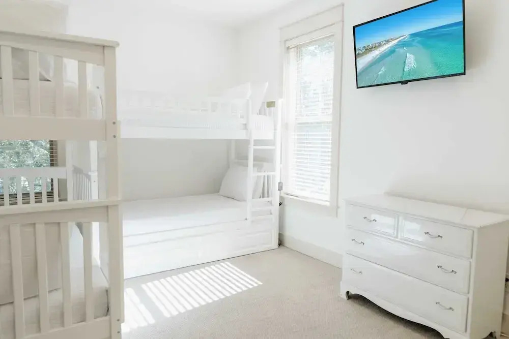 5 Mins to Beach, Shared Pool, Covered Deck, Bikes Heron Cottage by Avantstay