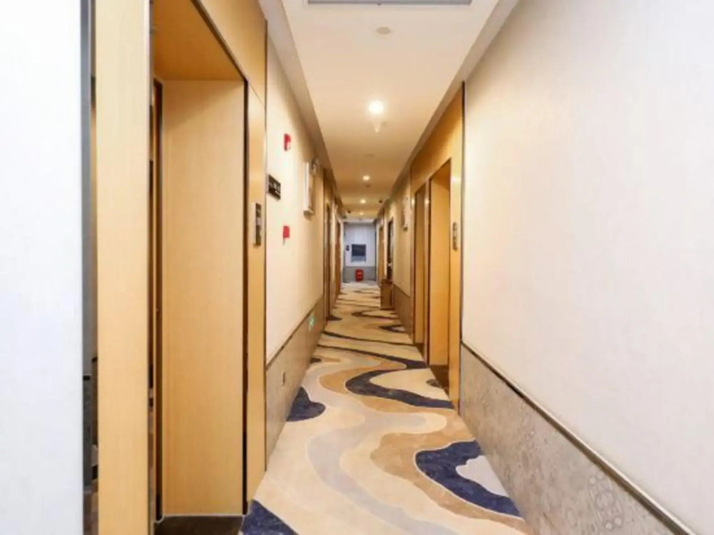 Qingmu Select Hotel (Shanghai Chenghuangmiao Laoximen Subway Station)