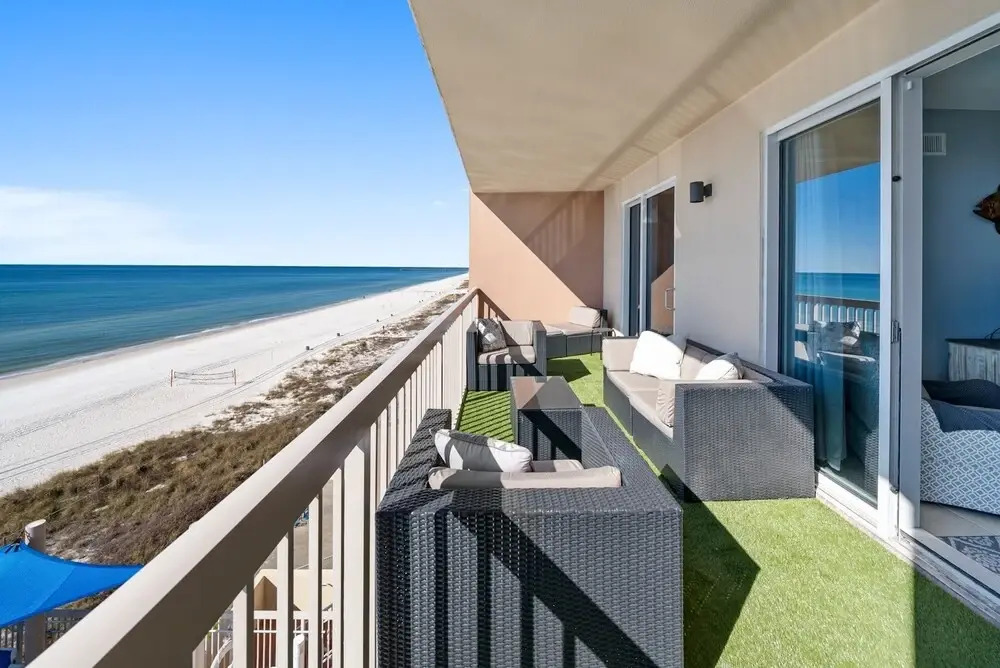 Sea-horsey 3 Bedroom Condo by RedAwning