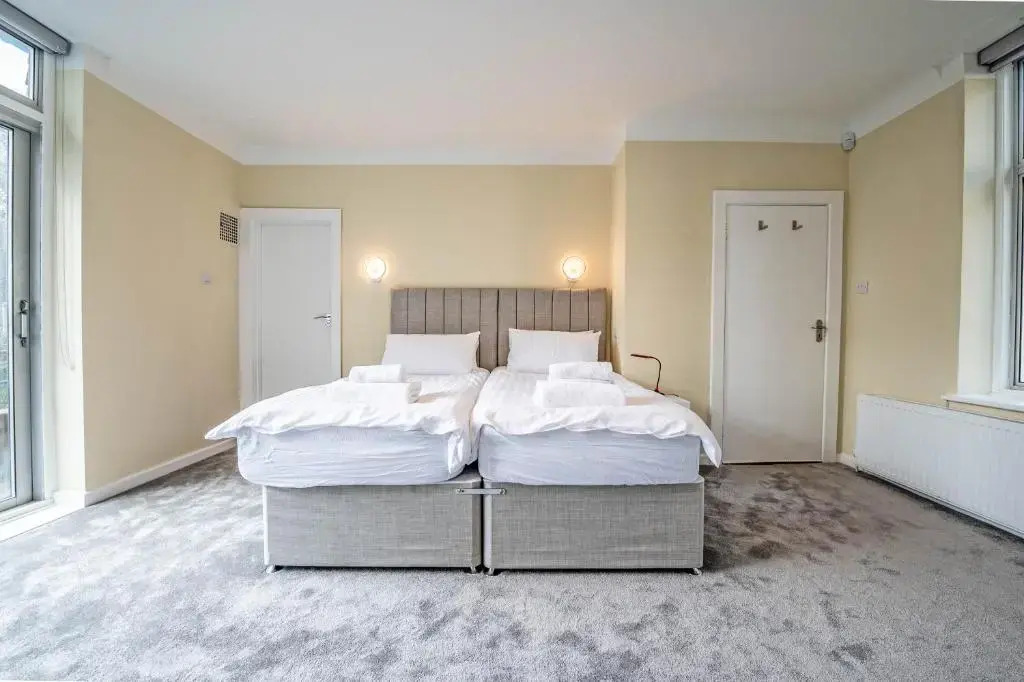 The Manor - Large Luxury home in Bournemouth - Sleeps 12+
