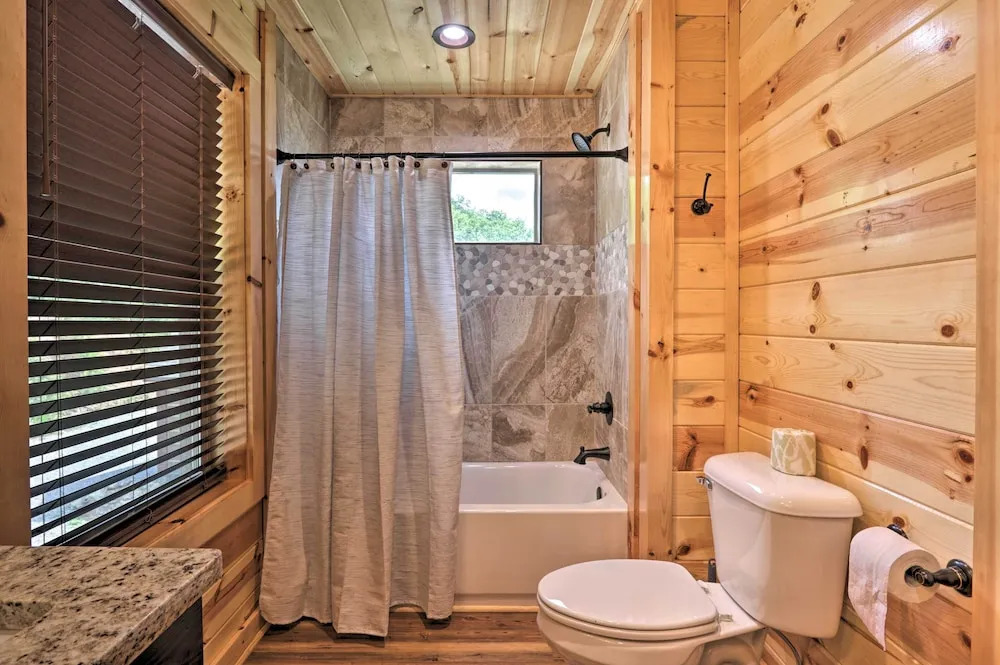 Mountain Dew Cabin w/ Hot Tub & Scenic Views!