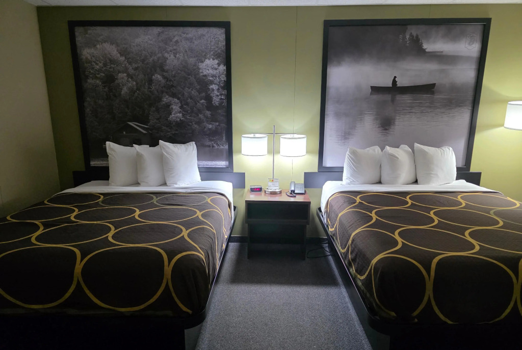 Super 8 by Wyndham Hearst ON