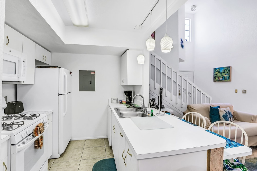 Breezy Townhouse With a Pool, hot Tub, Patio, Central AC, and Washer/dryer