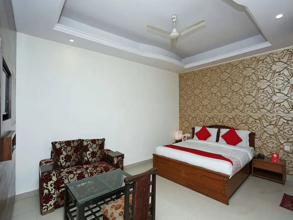 OYO 14674 Hotel Raj Mahal Inn