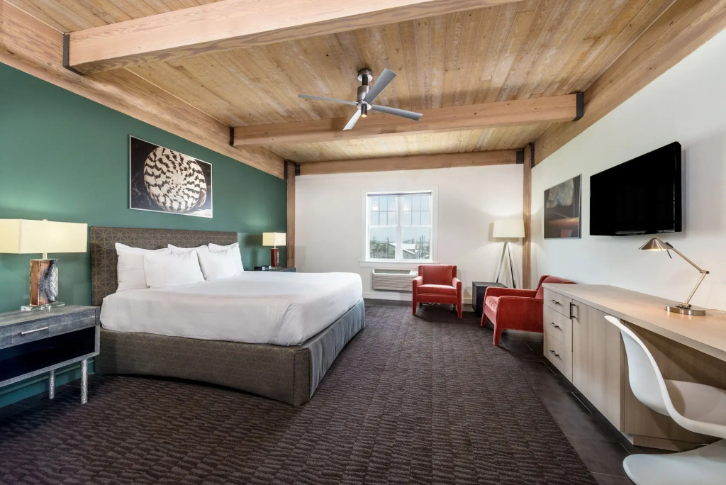 Harbor House Hotel and Marina at Pier 21