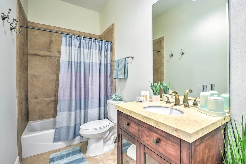 Sunny Sarasota Abode w/ Yard ~ 1 Mi to Dtwn!
