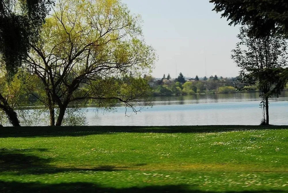 Greenlake Little Oasis- B