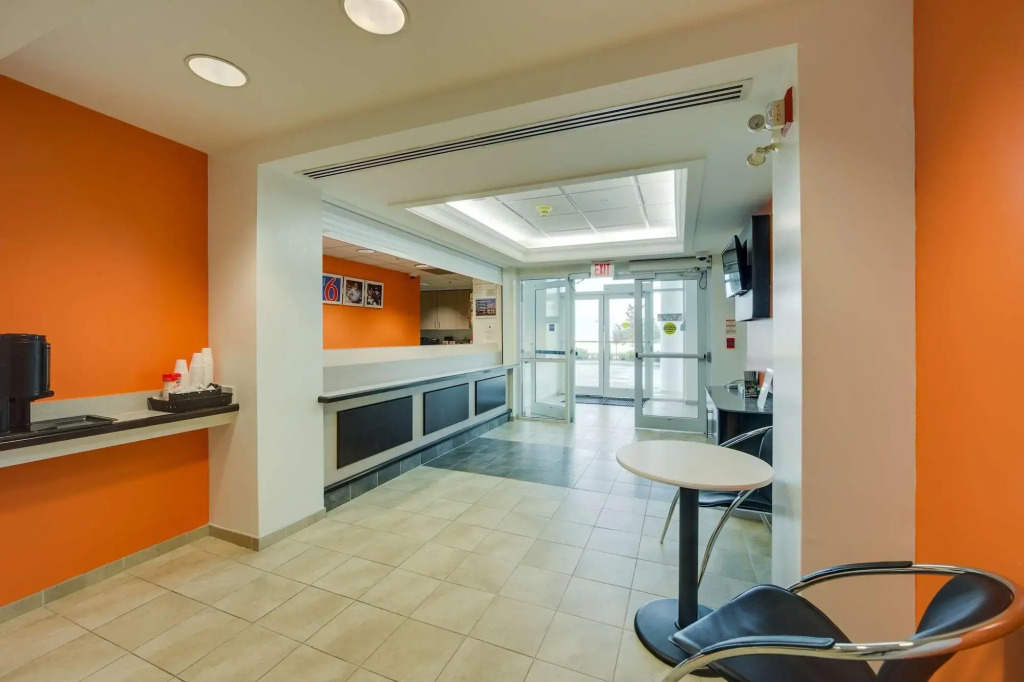Motel 6 Brampton, ON - Toronto