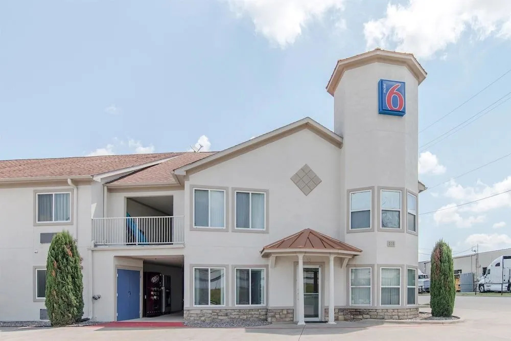 Motel 6-Hutchins, TX
