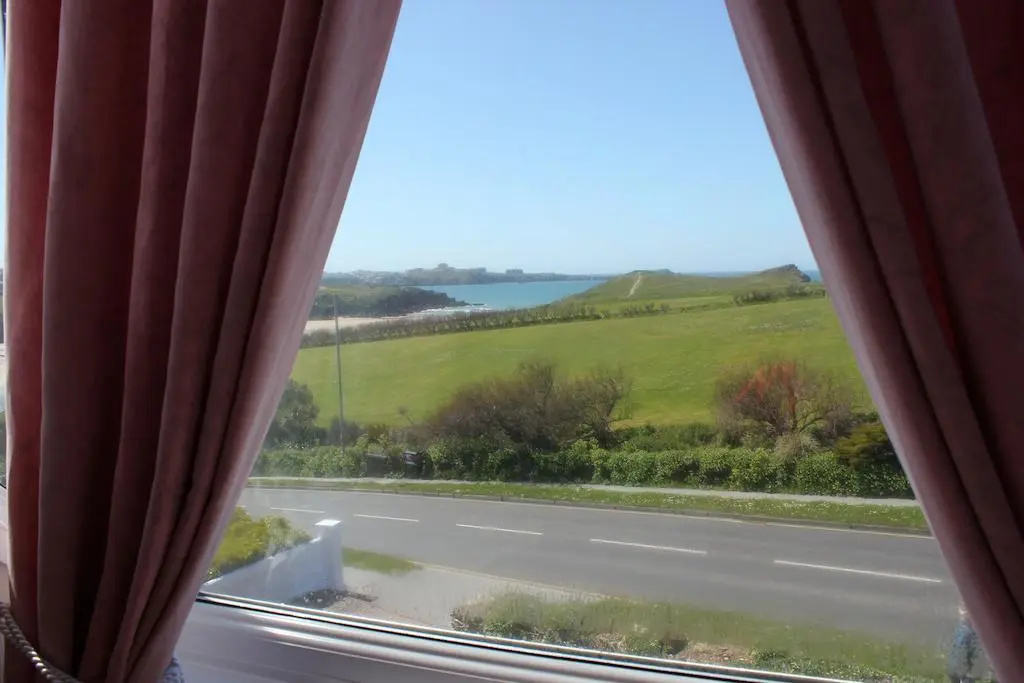 Rolling Waves Hotel - Guest house