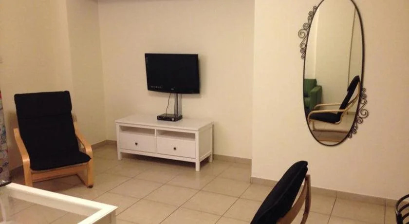 Lakis Court