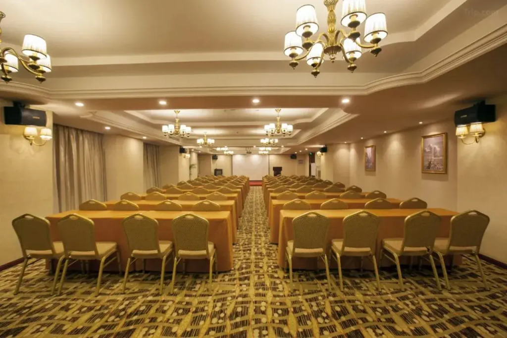 Vienna International Hotel ( Shanghai Kangqiao Metro Station)