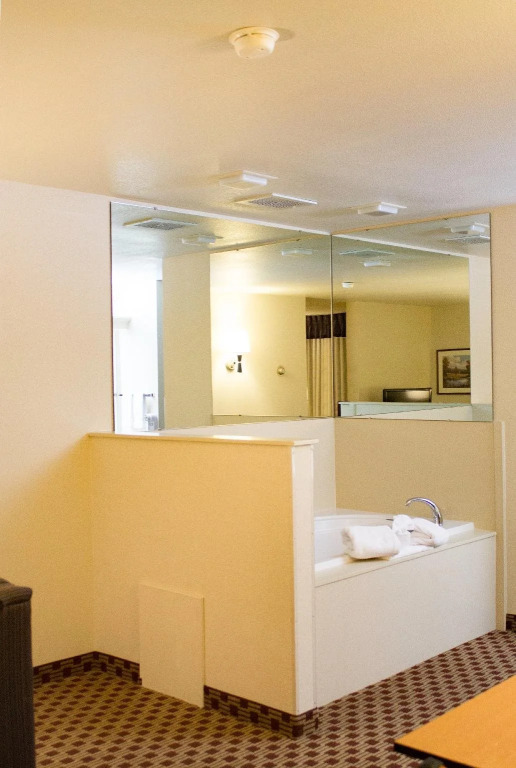 Crystal Inn Hotel & Suites - Great Falls