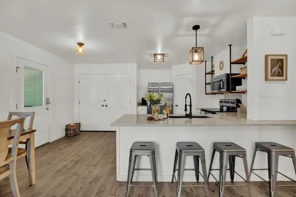 New Upscale Casita With Hot Tub & Grill