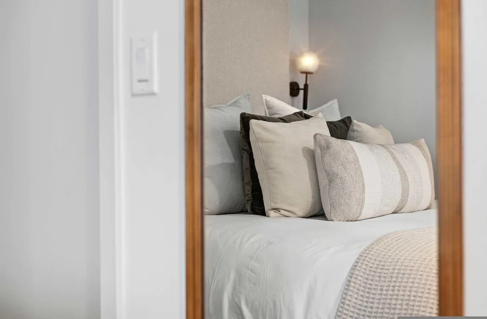 NEW Downtown Luxe King Suite Sauna Pool Access