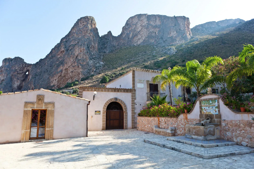 Cala DellArena