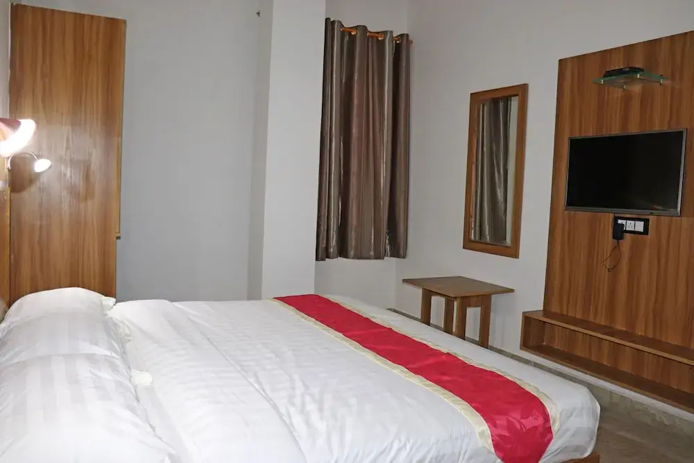 Gulnaar Inn Near US Counsulate Sankar nethralaya Apollo Hospital