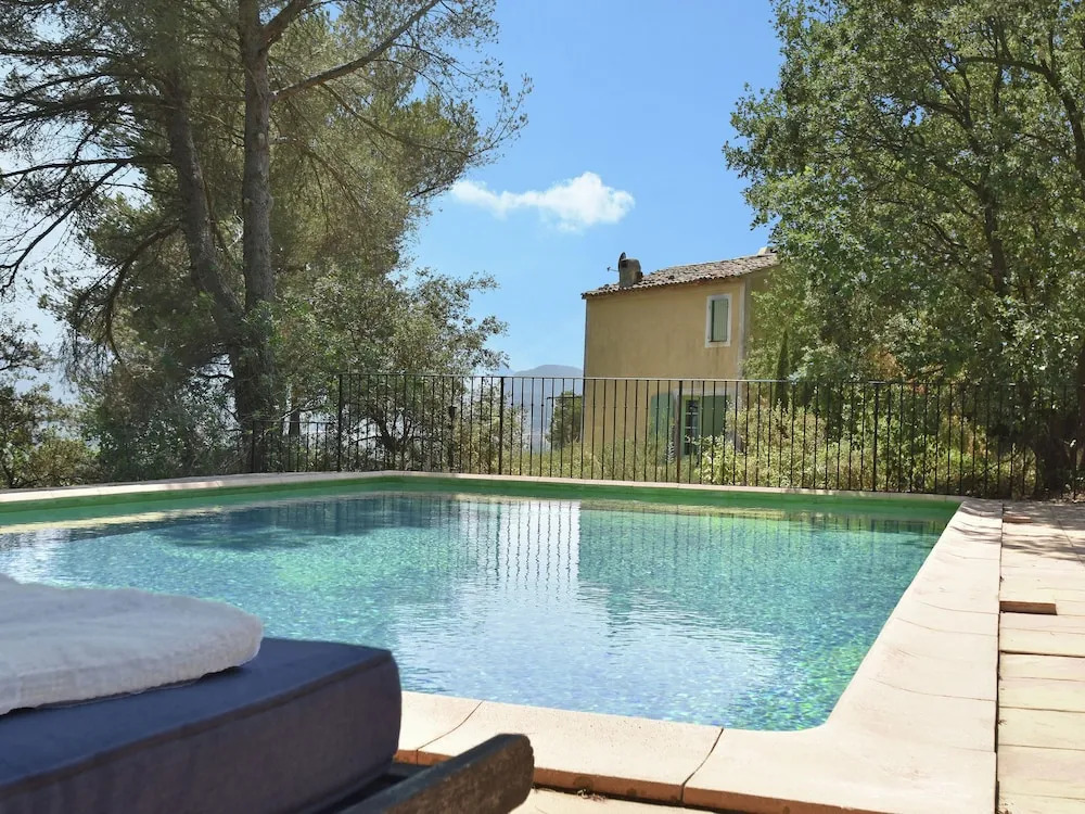 Charming Villa in Lauris South of France with Private Pool