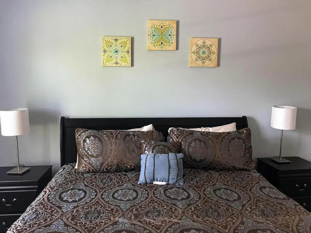 Luxury bedroom townhouse comfortable sleeps 8 Super close to Disney