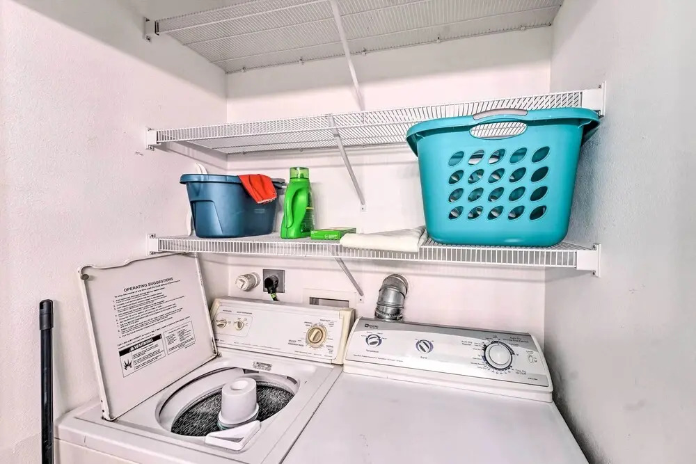 Sunny Townhome w/ Pool Access ~ 1 Mi to Beach