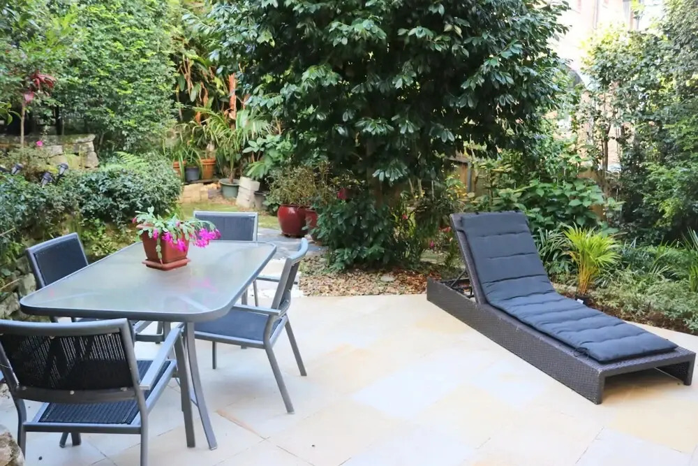 Balmoral Retreat a Garden Haven, 2 Min to Beach