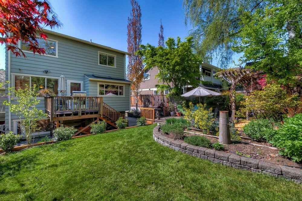 Lovely Laurelhurst - Music Room & Sunny Yard 3 Bedroom Home