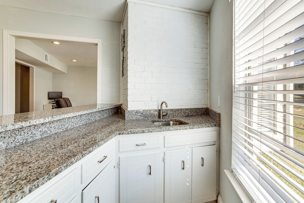 Lakeside Retreat: Large Spacious Home w/ Game Room