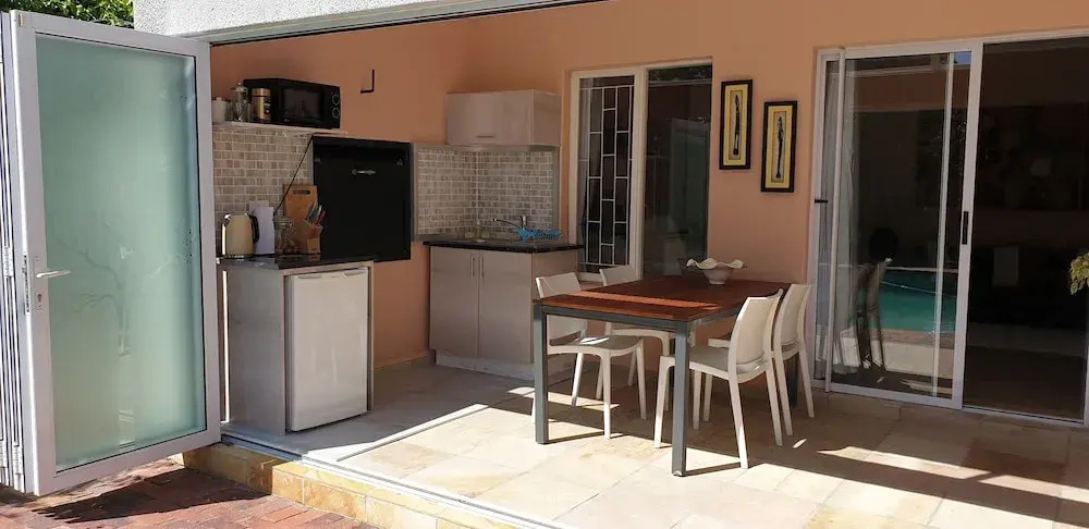 Small Cottage With Sep. Bedroom, En-suite Bathroom, Eating Room With Kitchenet