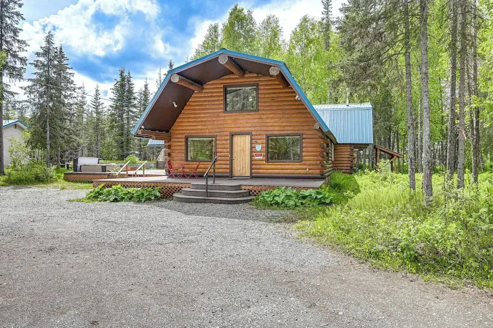Roomy Log Cabin w/ Hot Tub, Walk to Kenai River!