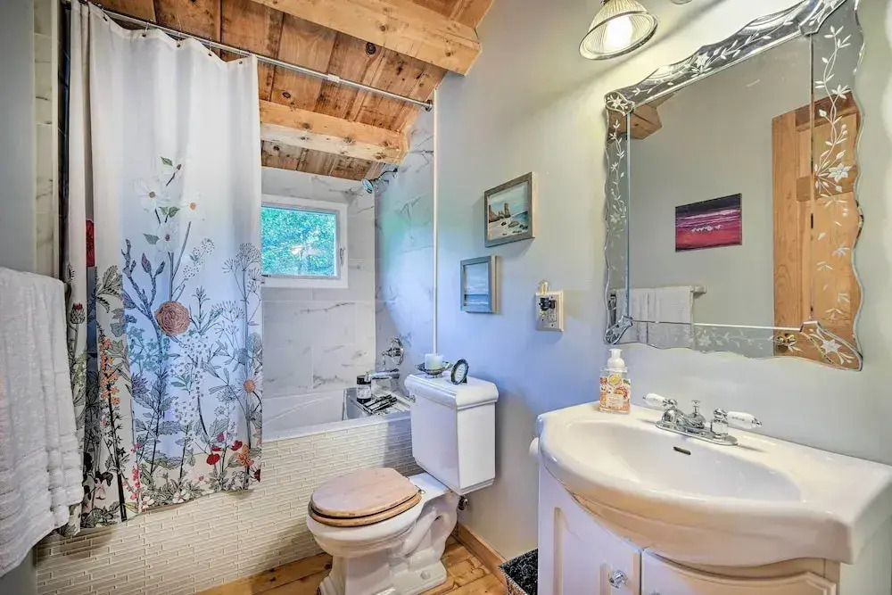 Game Room & Hot Tub: Pet-friendly Mount Snow Gem