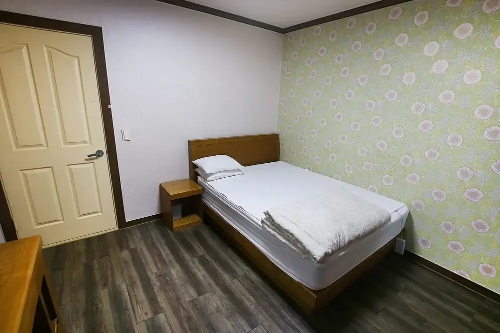 Nonsan Hwangje Motel