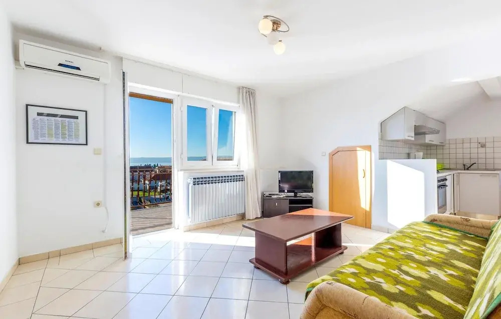 Stunning Apartment in Kastel Luksic With 3 Bedrooms