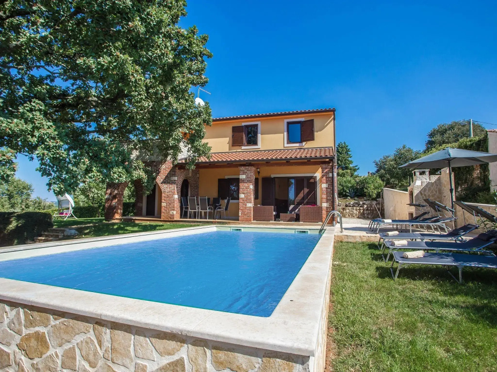 Adorable holiday home with private swimming pool and terrace !