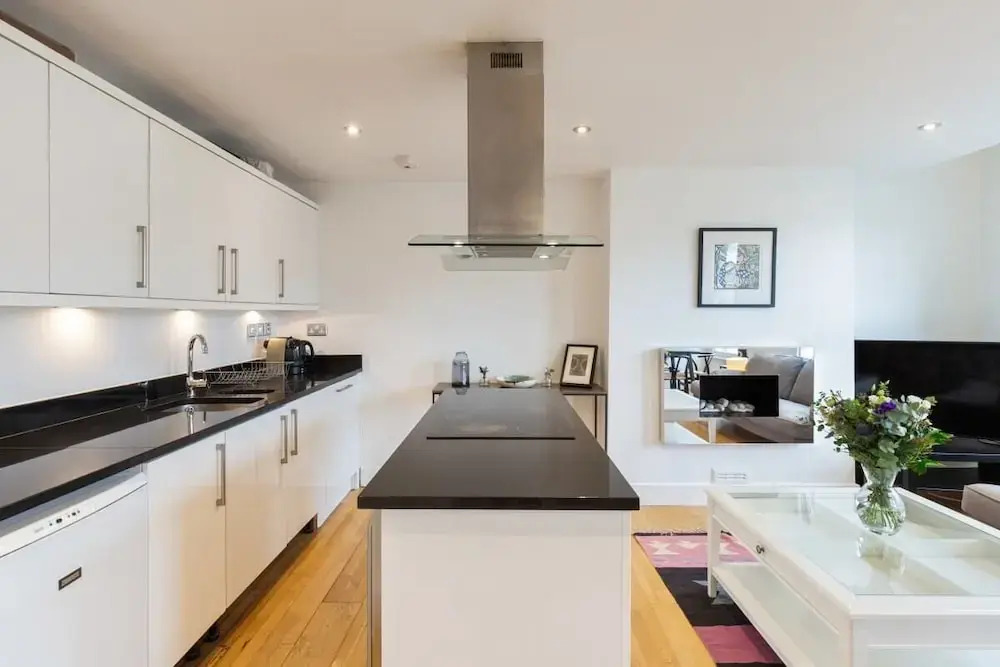 Modern & Cosy Three Bedroom Apartment in Queen's Park