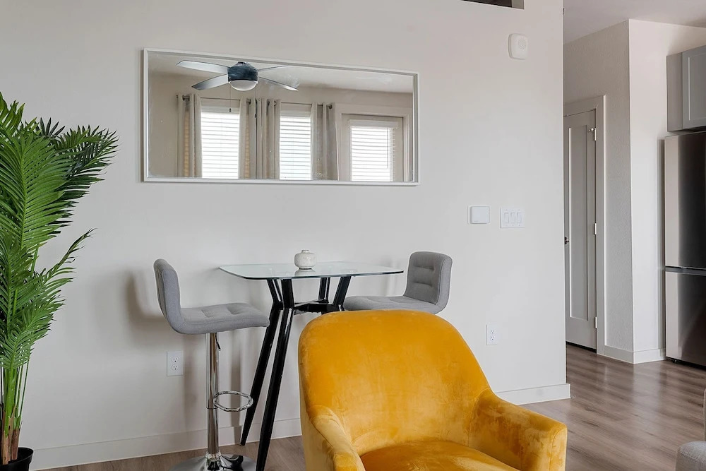 Sky-high Comfort 1BR Gym Pool Pet Friendly