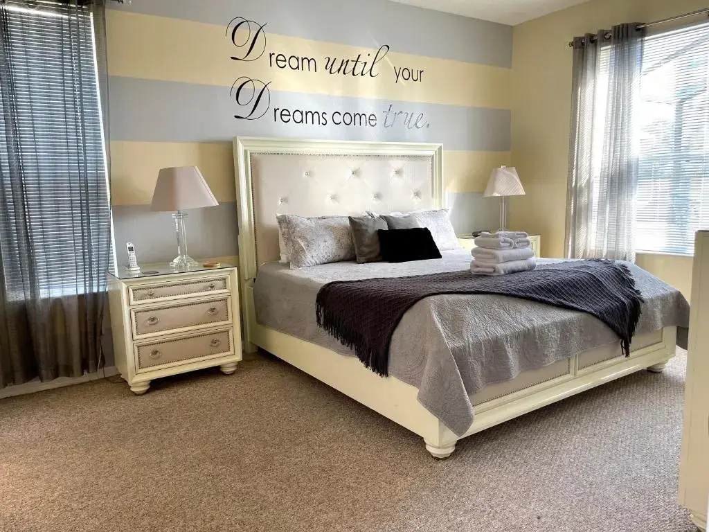 Disney Dream with Hot Tub, Pool, Xbox, Games Room, Lakeview, 10 min to Disney, Clubhouse