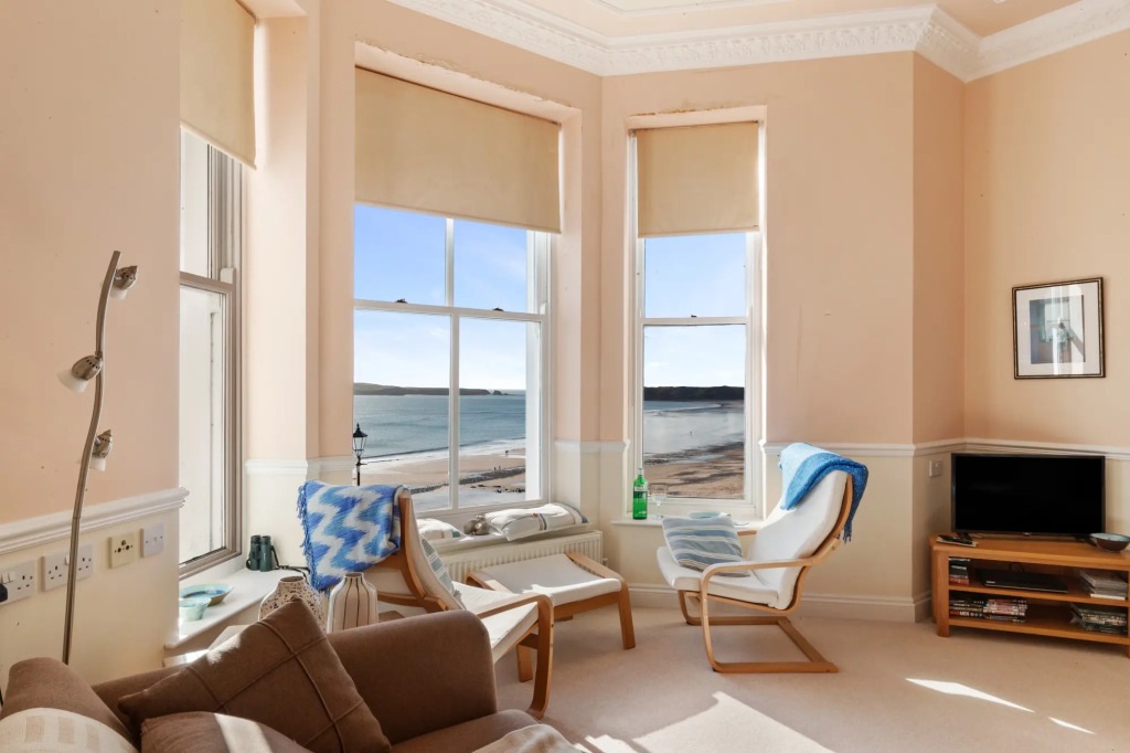 7 South Beach Court - Sea Front Apartment With Spectacular Sea Views