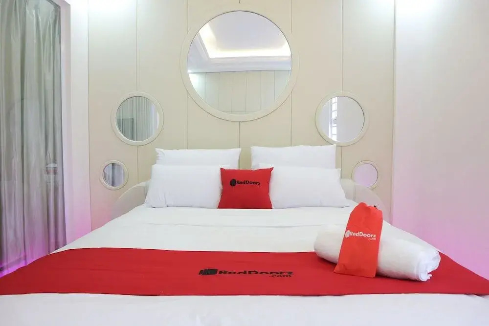 RedDoorz Premium @ Nguyen Thai Son Street