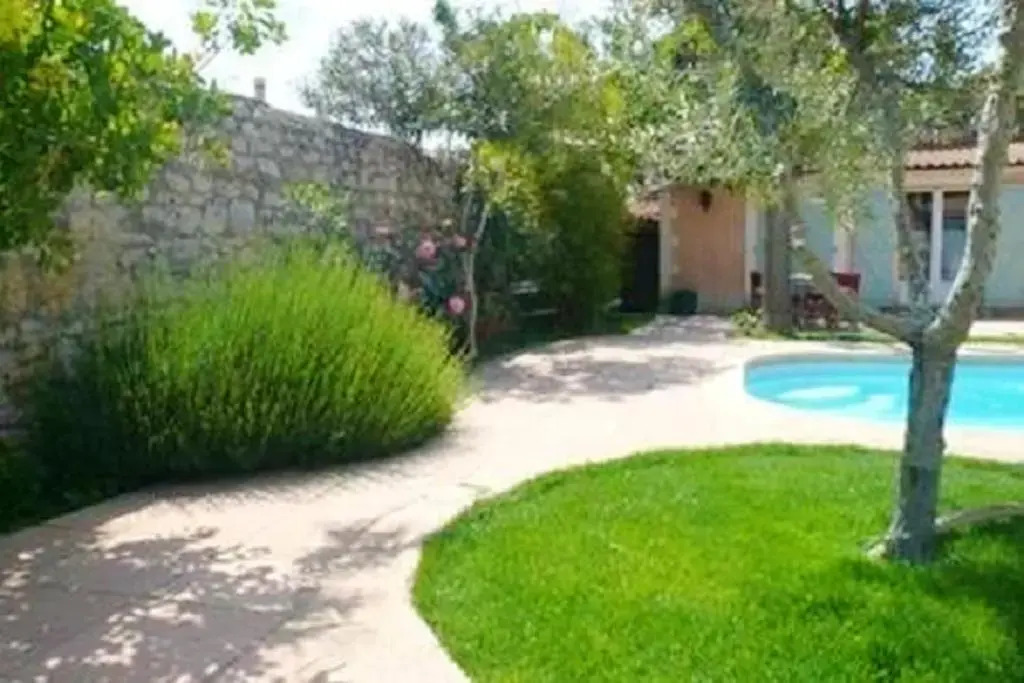 Villa de 5 chambres avec piscine privee jardin clos et wifi a Arles