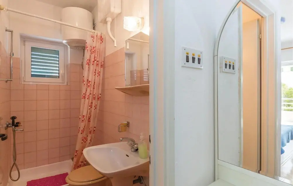 Beautiful Home in Makarska With Wifi and 2 Bedrooms