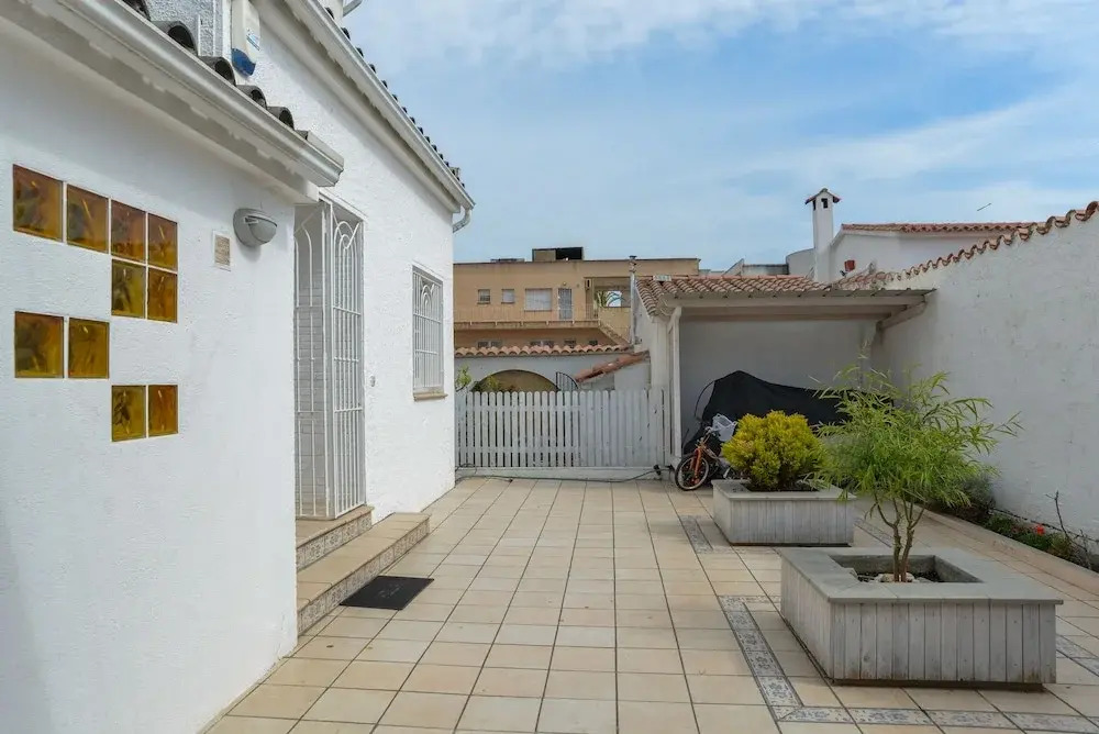 Villa Requesens on Canal