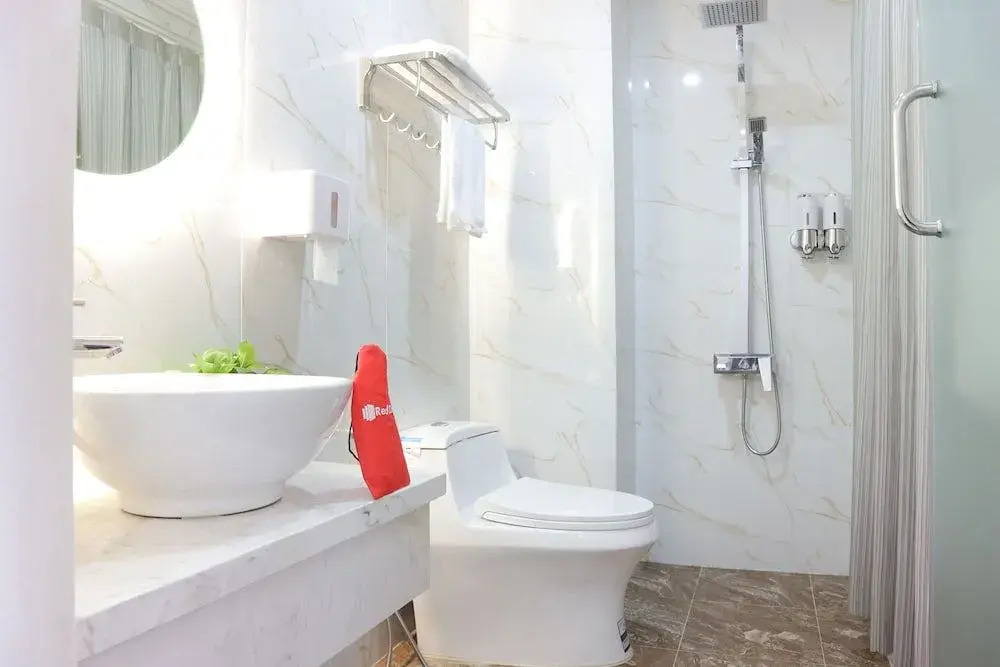 RedDoorz Premium @ Nguyen Thai Son Street